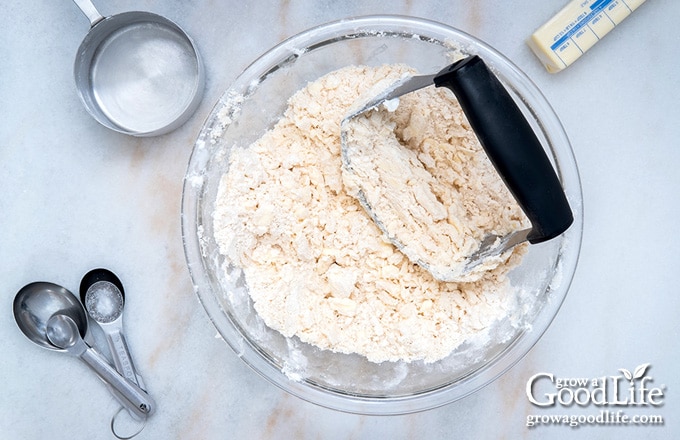 photo of mixing bowl of ingredients for making pie crust